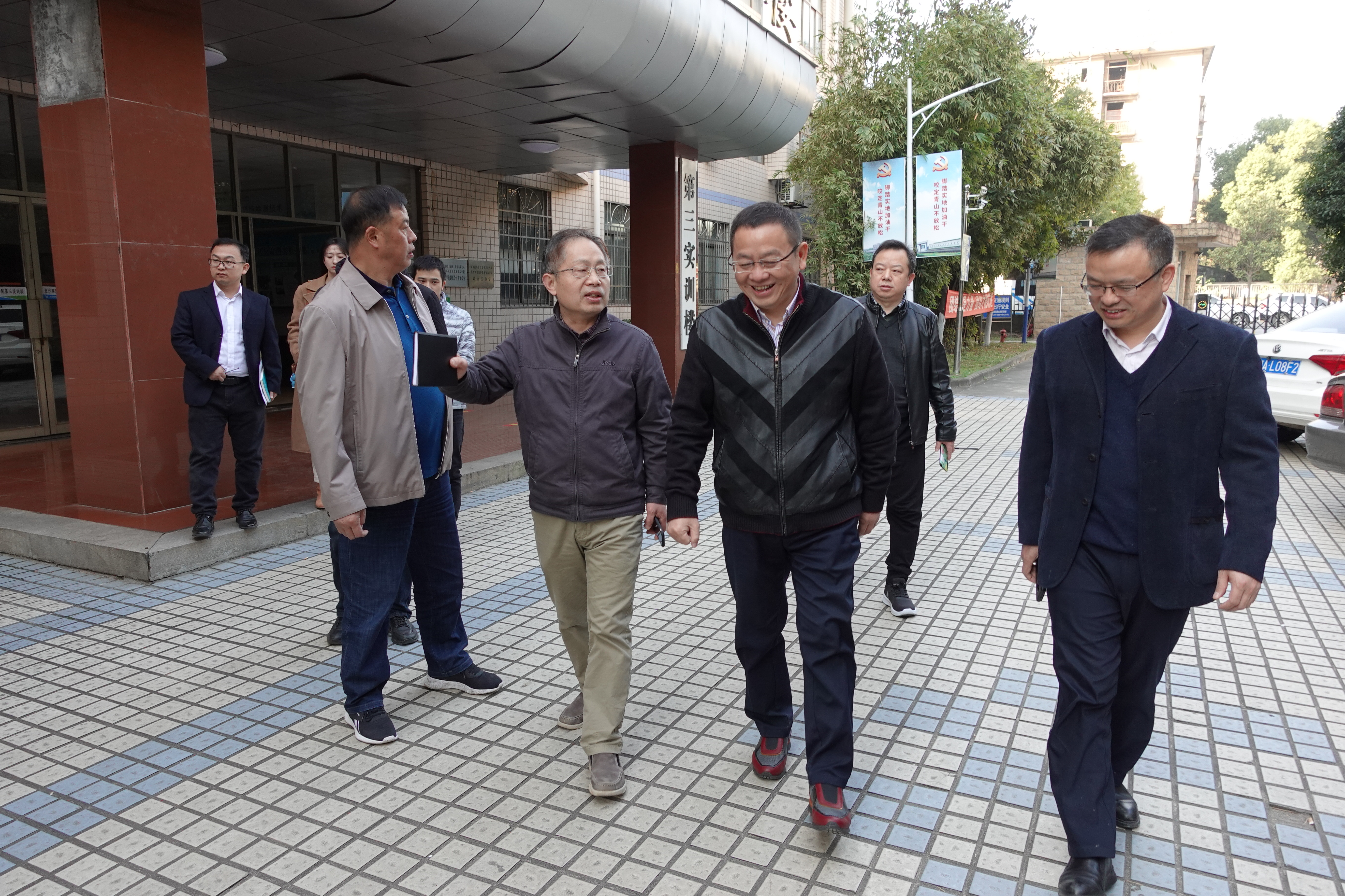 02：董事長高偉榮（左二）參觀長沙環保學院實訓樓.JPG